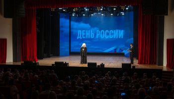 «Не ломайтесь никогда под тяжестью времени»: митрополит Иоанн призвал белгородцев к вере и единству в День России