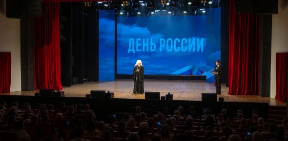 «Не ломайтесь никогда под тяжестью времени»: митрополит Иоанн призвал белгородцев к вере и единству в День России