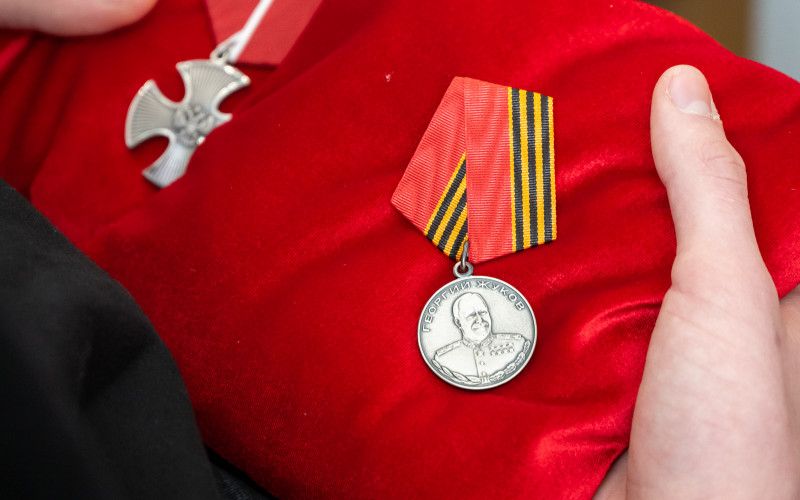 «Они отдают жизнь, чтобы мы жили»: В Белгороде передали ордена Мужества семьям погибших энергетиков