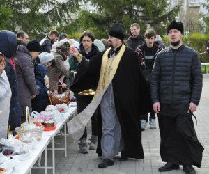 В Великую Субботу в старооскольских храмах освятили пасхальные куличи