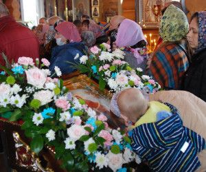 Пресвятая Богородица по-матерински тепло согревает наши души