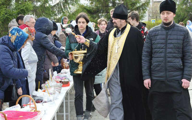 В Великую Субботу в старооскольских храмах освятили пасхальные куличи