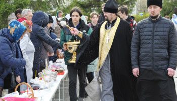 В Великую Субботу в старооскольских храмах освятили пасхальные куличи