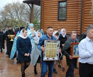 Пресвятая Богородица по-матерински тепло согревает наши души