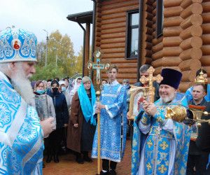 Пресвятая Богородица по-матерински тепло согревает наши души