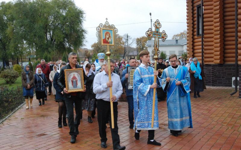 Пресвятая Богородица по-матерински тепло согревает наши души