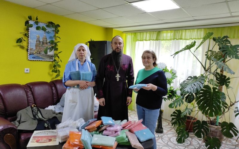Первоклассники православной гимназии Белгорода дарят Пасхальные подарки больным