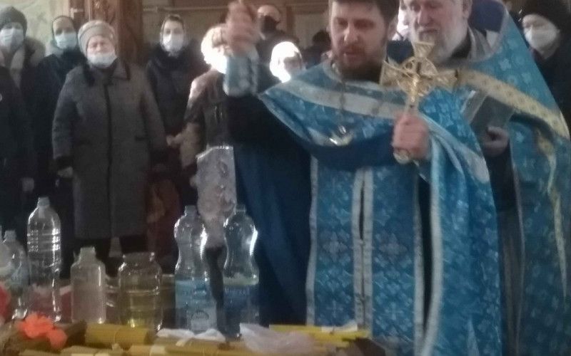 Прихожане Успенского собора отметили праздник Сретения