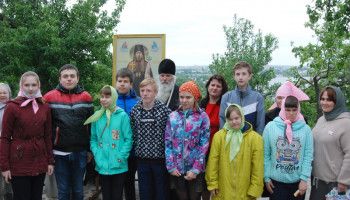 Душесогревающий молебен в домике владыки Онуфрия в холодный день, в начале лета