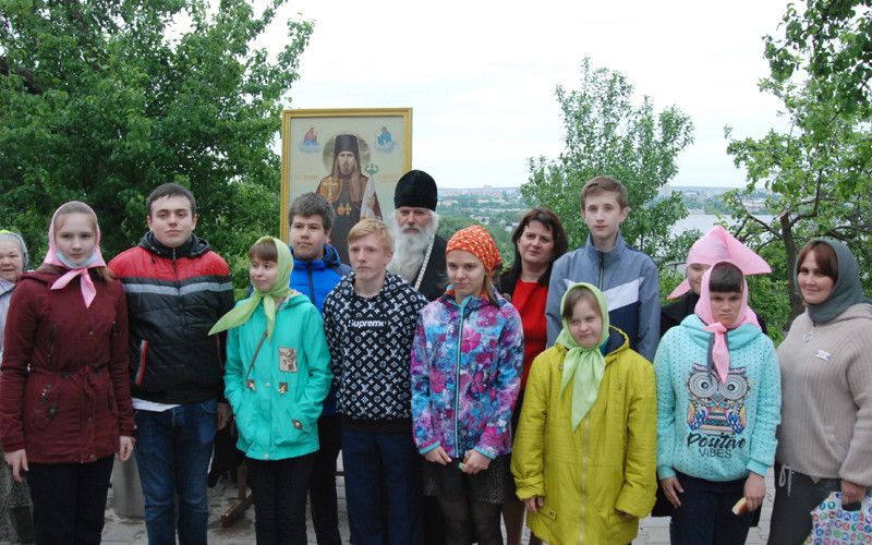 Душесогревающий молебен в домике владыки Онуфрия в холодный день, в начале лета