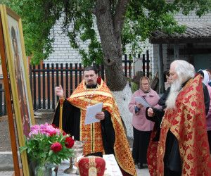 Душесогревающий молебен в домике владыки Онуфрия в холодный день, в начале лета