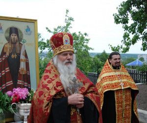 Душесогревающий молебен в домике владыки Онуфрия в холодный день, в начале лета