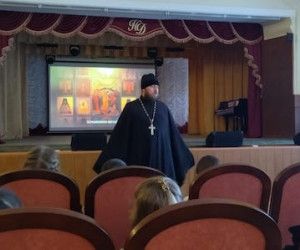 В новооскольском Доме Дерябина прошла очередная встреча с батюшкой