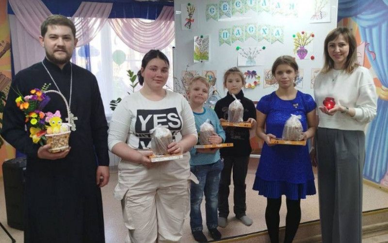 Клирик Успенского храма поселка Чернянка поздравил воспитанников центра "Семья"