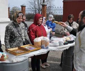 В Великую Субботу в старооскольских храмах освятили пасхальные куличи