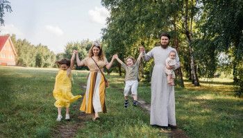 Семья Белгородского священнослужителя удостоена награды фестиваля "Вера и слово"