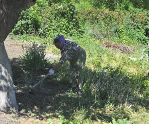 Староооскольцы провели православный субботник на территории дома-музея святителя Онуфрия
