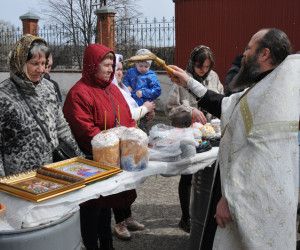 В Великую Субботу в старооскольских храмах освятили пасхальные куличи