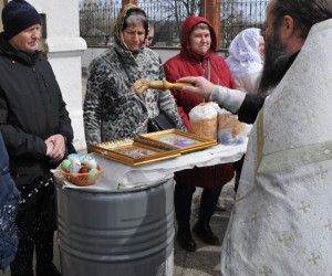 В Великую Субботу в старооскольских храмах освятили пасхальные куличи