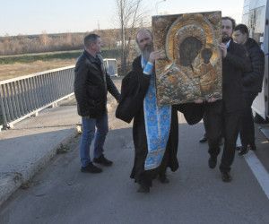 Крестный объезд с чудотворной иконой Казанской Божией Матери:  в Старом Осколе протянули духовный поясок Пресвятой Богородицы