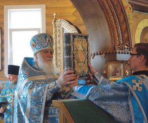 Пресвятая Богородица по-матерински тепло согревает наши души