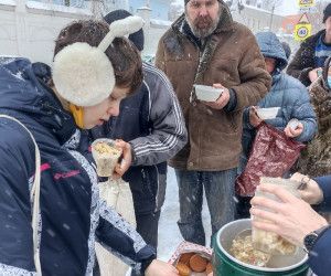 Добровольцы помогают тем, кто без крова