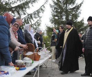 В Великую Субботу в старооскольских храмах освятили пасхальные куличи