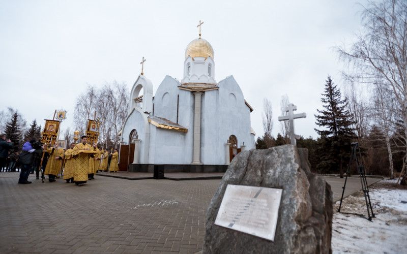 Храм в память о металлургах освятили на территории Оскольского электрометаллургического комбината