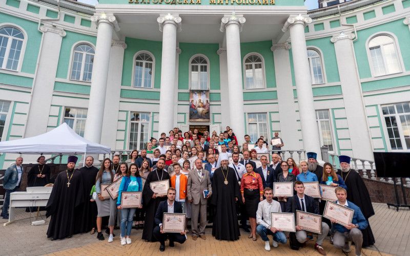 Белгородская митрополия наградила добровольцев, боровшихся с COVID-19