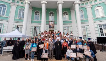 Белгородская митрополия наградила добровольцев, боровшихся с COVID-19