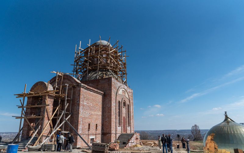 На Белой горе освятили крест и купол строящегося храма в честь Спаса Всемилостивого