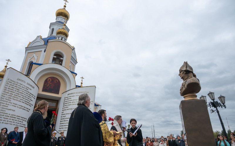 На университетской набережной НИУ «БелГУ» открыли бюст Адмиралу Фёдору Ушакову