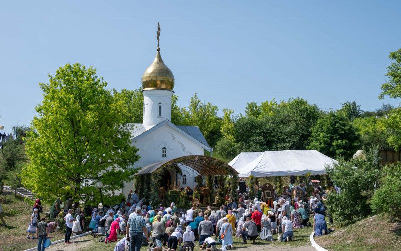 В Холках широко отметили День Святой Троицы