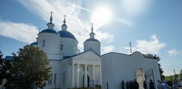 Хлеб насущный и хлеб духовный: в Корочанском районе открыли Успенский храм, возрождённый попечителями-аграриями
