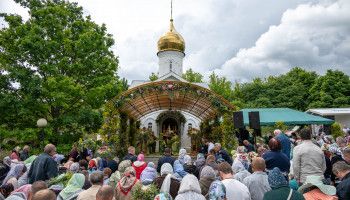 Митрополит Иоанн возглавил престольные торжества в Свято-Троицком Холковском монастыре в день Пятидесятницы