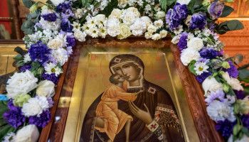 "О Всемилостивая Владычице, укрепи страну нашу, дивно над врагами победу подавая, и веру утверди..."
