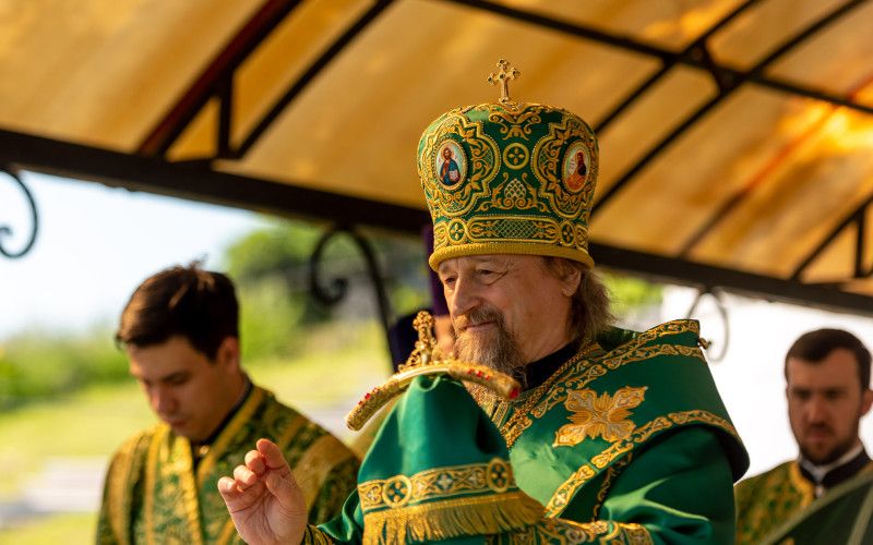 Митрополит Иоанн поздравляет верующих с Днем Святого Духа