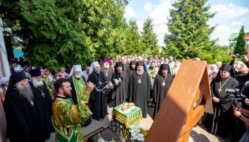 Архипастыри совершили Божественную литургия в храме, где нес свое служение архимандрит Серафим (Тяпочкин)