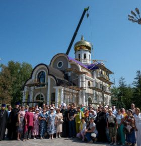 В Белгороде освятили купол и крест уникального инклюзивного храма в парке Памяти