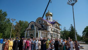 В Белгороде освятили купол и крест уникального инклюзивного храма в парке Памяти