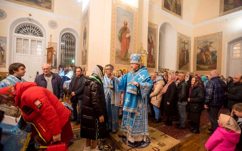 В канун праздника Казанской иконы Божией Матери митрополит Иоанн посетил село Плоское
