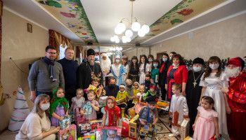 В Рождественский сочельник митрополит Иоанн поздравил детей с праздником