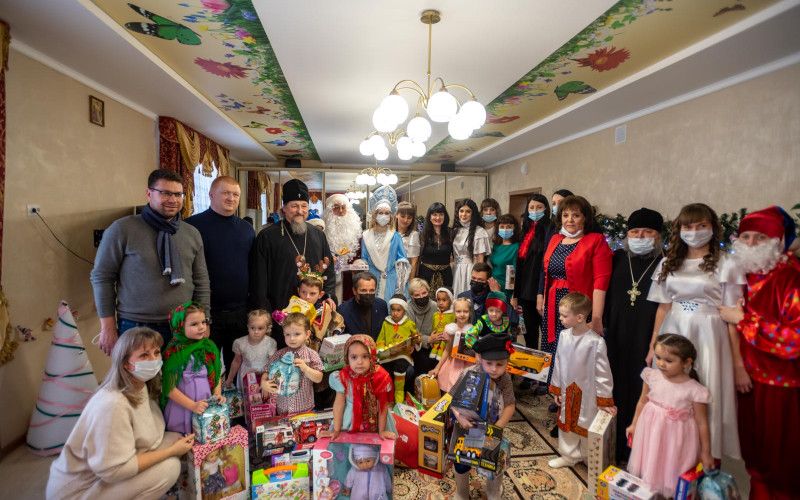 В Рождественский сочельник митрополит Иоанн поздравил детей с праздником