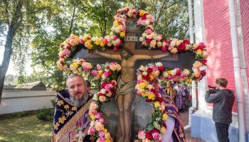 «Кресте Честный, хранитель души и телу буди ми, образом своим бесы низлагая, враги отгоняя, страсти упраздняя...»