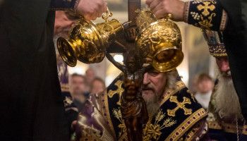 «Победы дая нам на сопостаты, пособие имущим Твое оружие мира, непобедимую победу…»