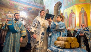 "Огради миром среди войн народ Твой и укрепи тех, кого Ты возлюбил, Единый Человеколюбец..." (Кондак праздника)