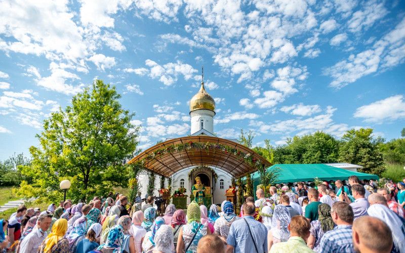 «Серафимы, не умолкая, славят Единое Триипостасное Начало – безначальное, вечное, сотворившее все, непостижимое...»