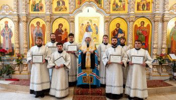 Сегодня митрополит Иоанн совершил постриг во чтецы выпускников семинарии