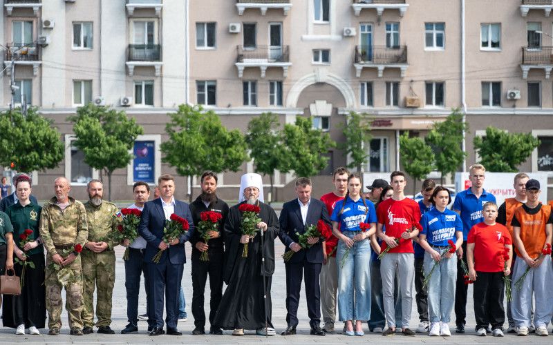 В Белгороде митрополит Иоанн освятил автомобили для бойцов СВО