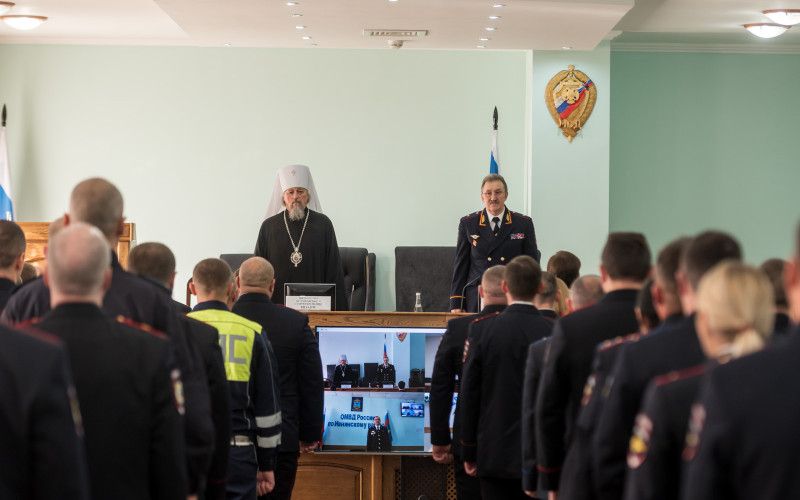 В преддверии профессионального праздника сотрудникам УМВД России по Белгородской области и территориальных органов вручили епархиальные награды